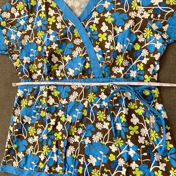 💰3 items for $25 🏷 Koi by Kathy Peterson Katelyn Mock Wrap Top fits like a S - Picture 9 of 10